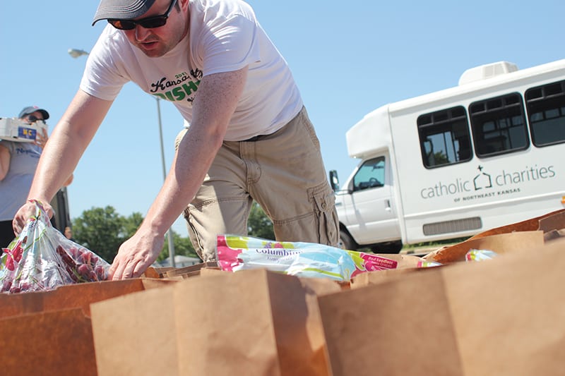 image of volunteer distributing food
